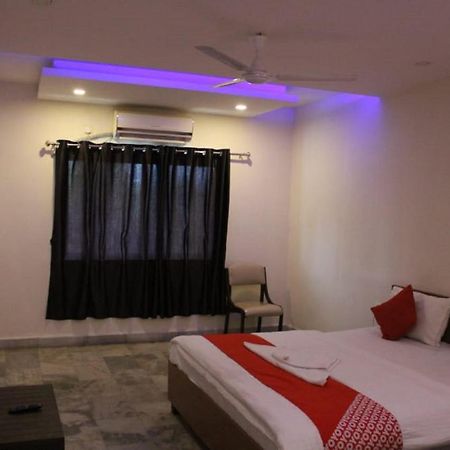Hotel Krishna Pārdi Esterno foto